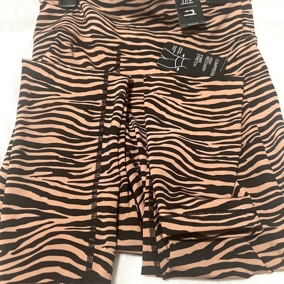 INC INTERNATIONAL CONCEPTS
Tiger-Print Compression Leggings pants S - Picture 7 of 7